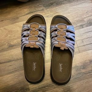 Women’s Jambu shoes.